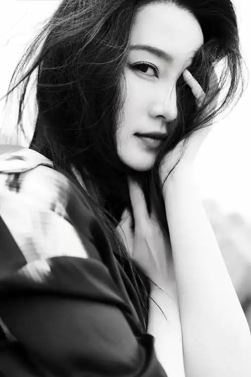 李沁微博新图(李沁长发飘拂香肩微露)(1)