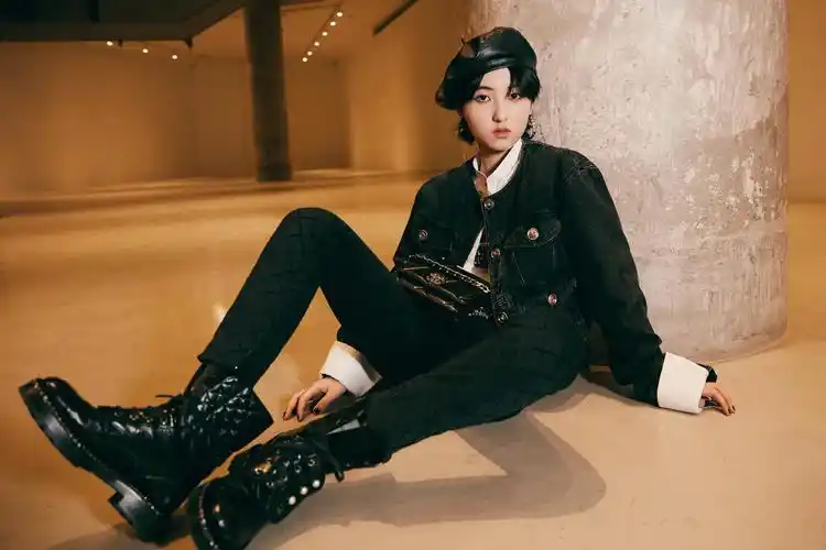 张子枫北京胡同"大片秀",拼接棒球外套配清爽短发,凸显文艺范