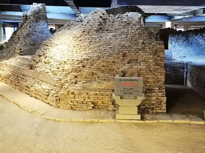 现在雷峰塔的内部还保留了以前雷峰塔的一部分供游客参观.