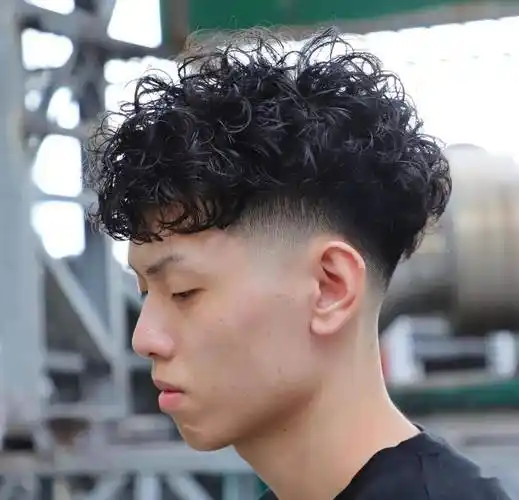 男生烫头发帅到没朋友