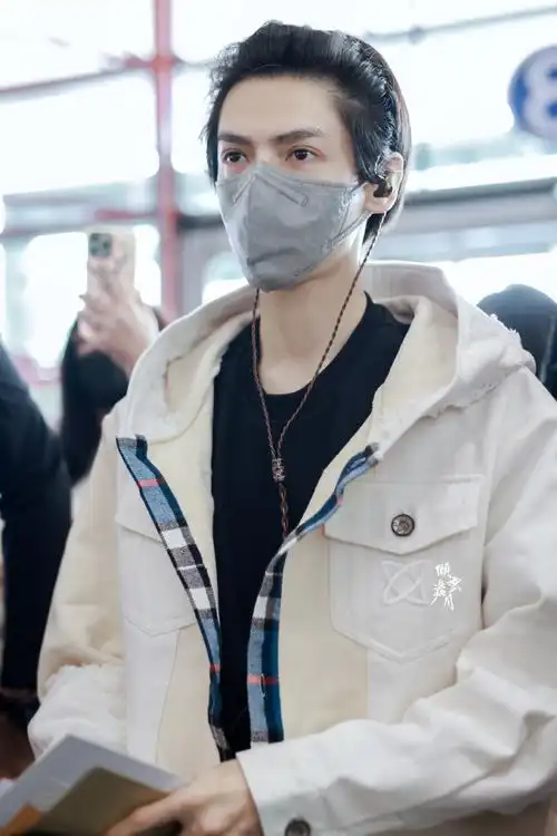 353835·中秋节·北京机场01哥哥记得吃月饼吖04@罗云熙leo