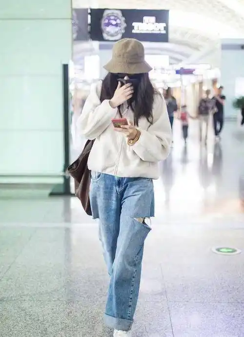 哪怕是走机场的倪妮,羊羔毛的外套搭配破洞牛仔裤和小白鞋,一副比路人