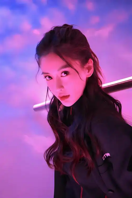 杨颖高调晒全家福庆生,7岁小海绵正脸照首曝光,像极了黄晓明!