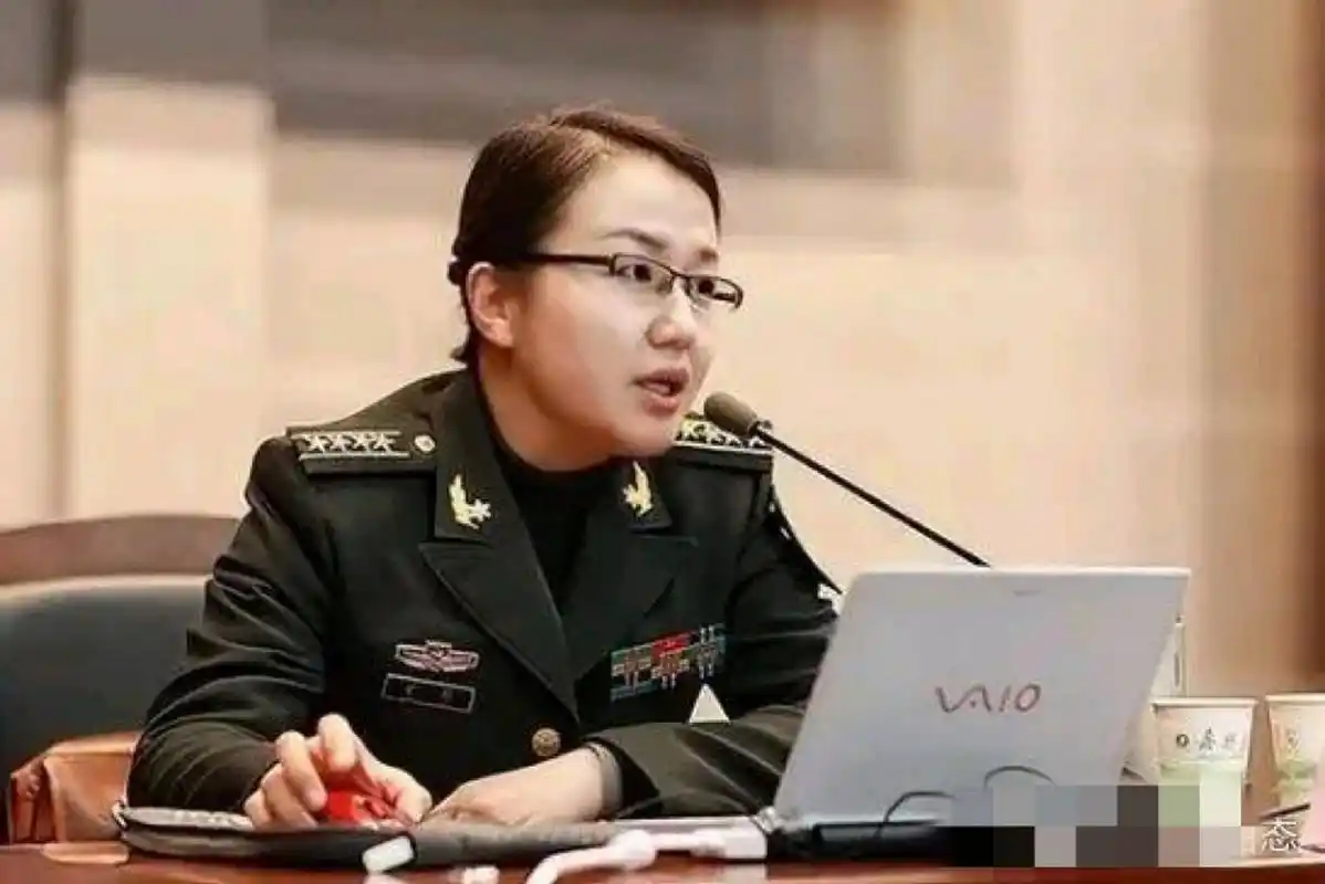 "火箭军女神"李莉  李莉出生在军人世家,在父亲的影响下,她渴望自己