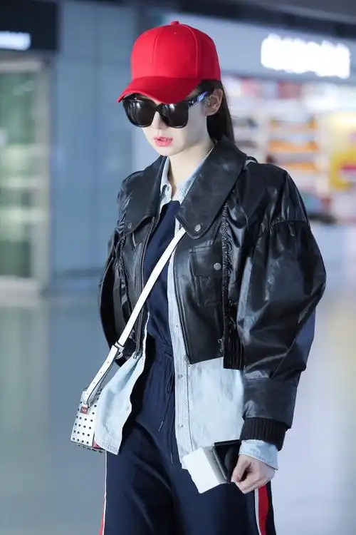 戚薇机场look穿出肱二头肌 变大力水手(图)