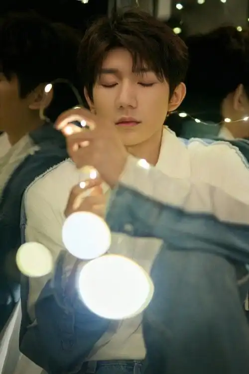 王源九宫格库存照9615清爽男大穿搭帅气十足周末快乐#王源库存照