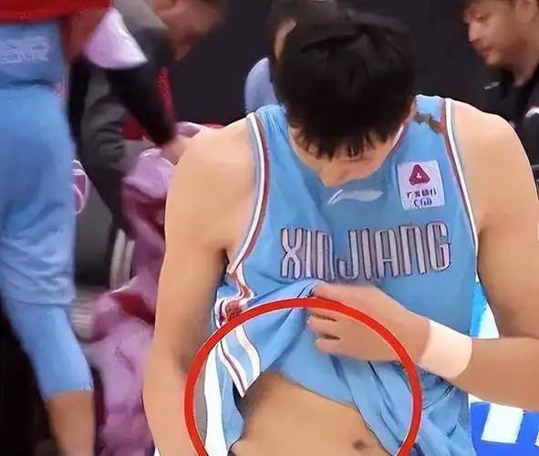 姚明的腹肌易建联的腹肌周琦的腹肌没有对比就没有尴尬