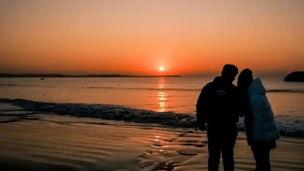 黄昏下情侣恩爱背影