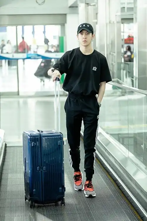 马伯骞酷黑look赴美 新晋"设计师"身高引热议