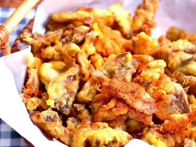 96食材:凤尾蘑96做法:蘑菇洗干净淋干水分,撕成条面粉200g盐少许