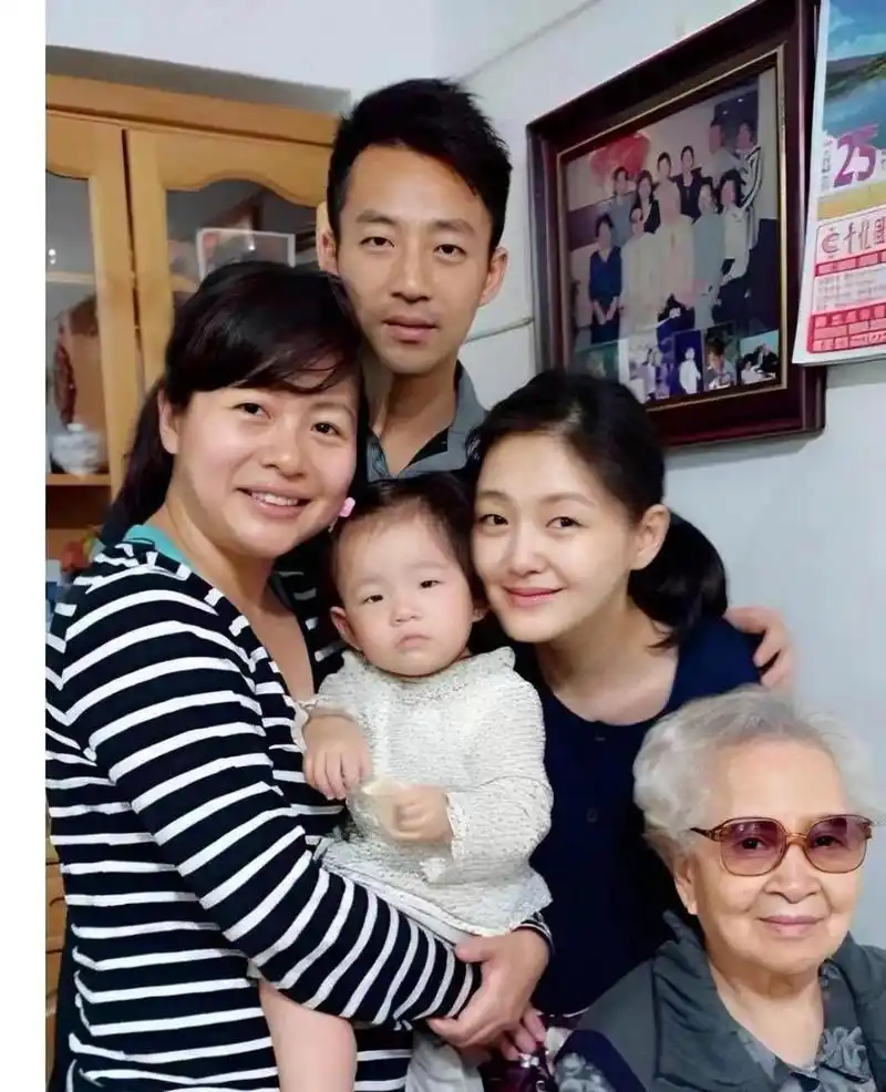 三个人都是单眼皮,小