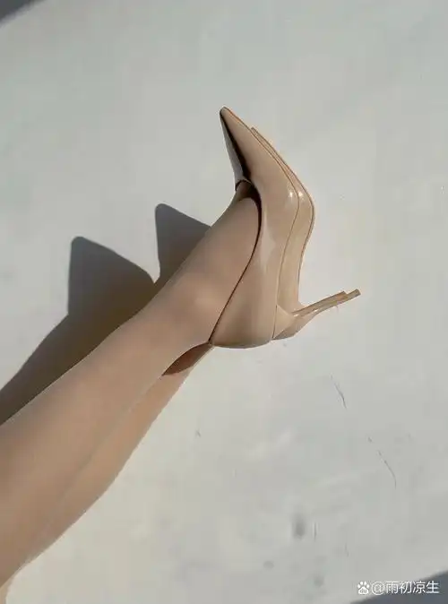 男生也可以很性感 肉色丝袜配肉色高跟鞋!