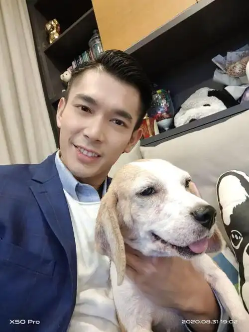 黄俊雄认为领养宠物就像签约一样,必须为它负责.(受访者提供)