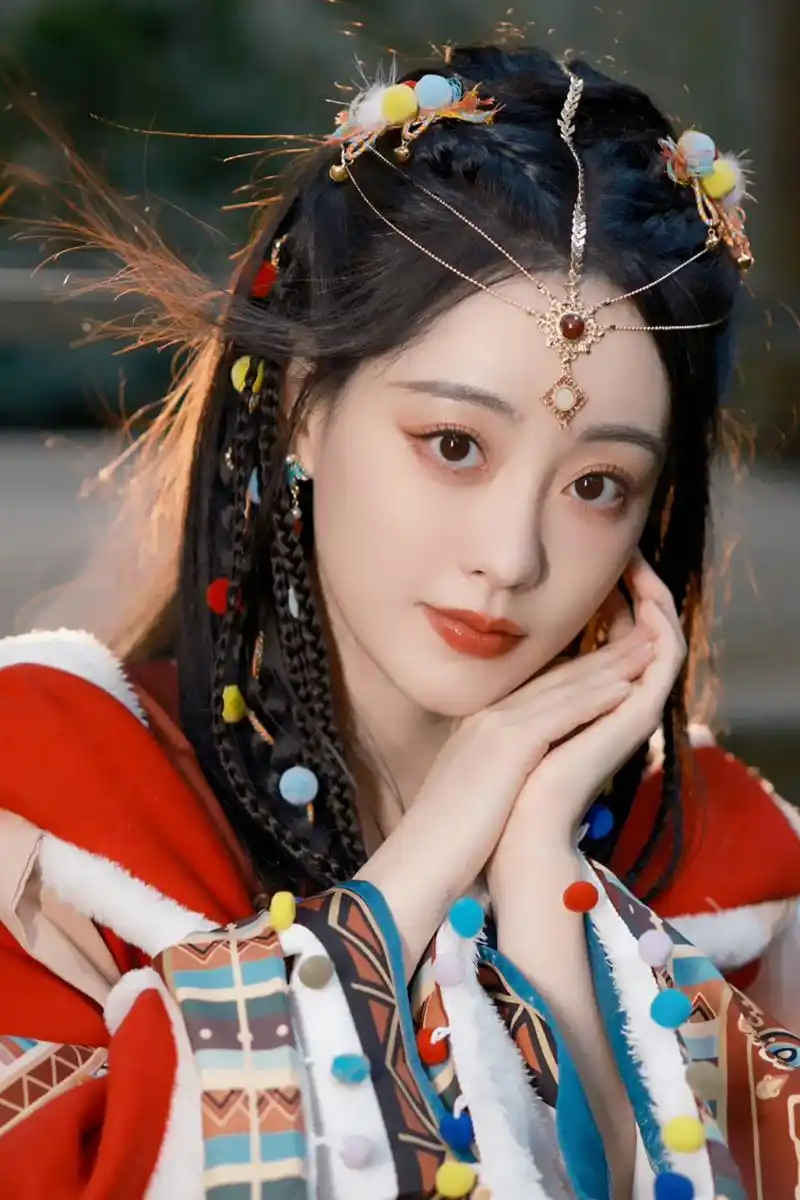 祝绪丹的古装造型令人惊艳,宛如从画中走出的明媚少女.