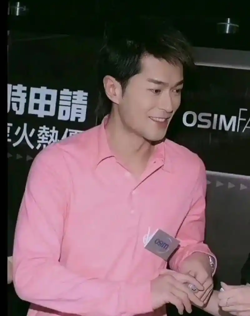 原来古天乐白的时候有这么白,还是皮肤白一点好看.