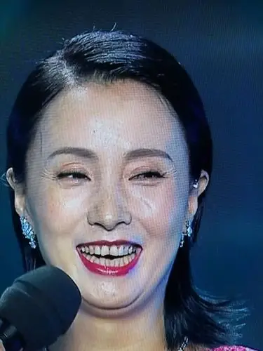 原创陶虹真的老了,化了浓妆斑点也很明显,不过这样才是真实的!