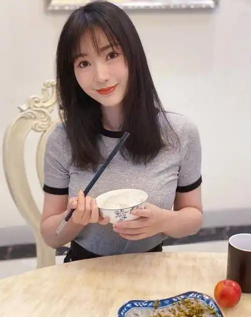 有种晒照叫柳岩美食当前身材更有料不愧有美艳女神称号