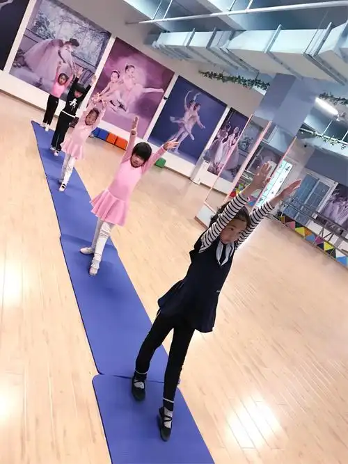 小可爱们与韩老师的第三次舞蹈课