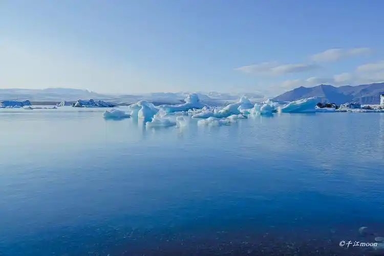冰岛冰川湖-淡蓝色的梦幻仙境.