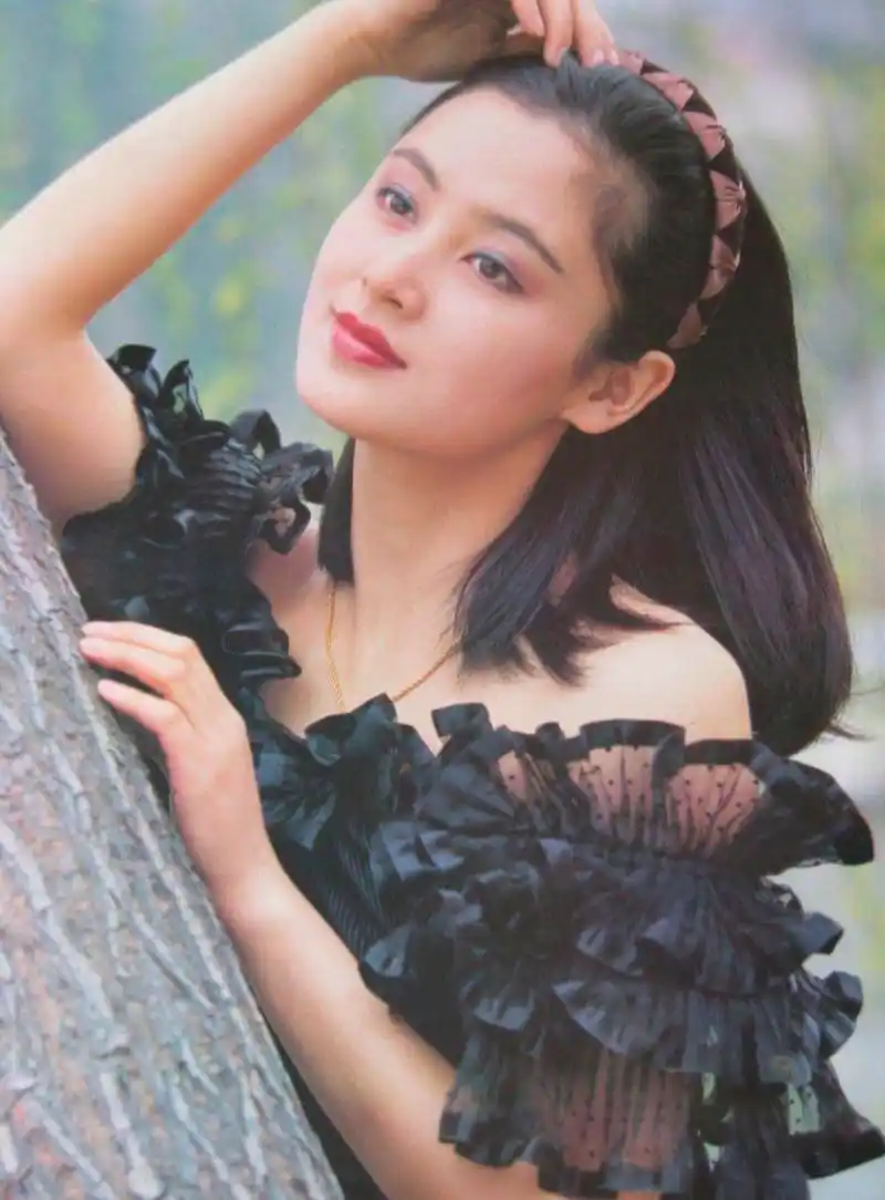 想不到陈红年轻时也拍过这么俗艳的照片!不过还是比一般人好看