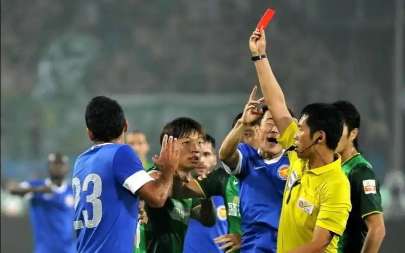 【top10】盘点足球场上出现的那些不合理的红牌判罚!