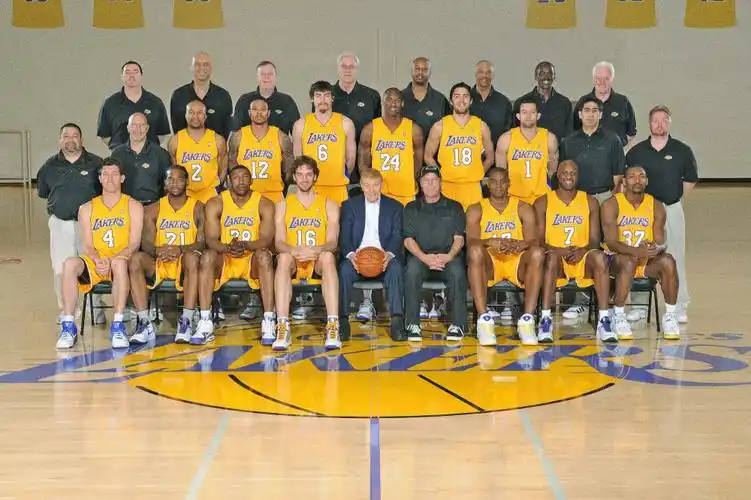 洛媒晒10年前湖人大合影猜哪六个球员不见了有球迷提到孙悦