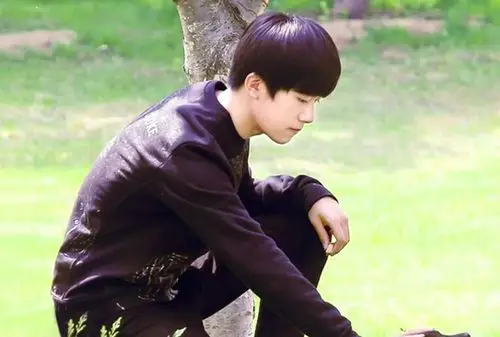 帅气易烊千玺桌面锁屏_时而高冷时而可爱