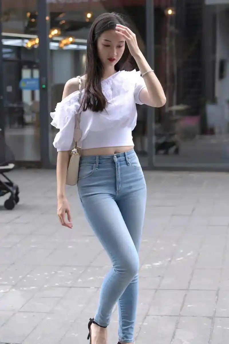 街拍时尚小姐姐穿搭紧身牛仔裤身材高挑