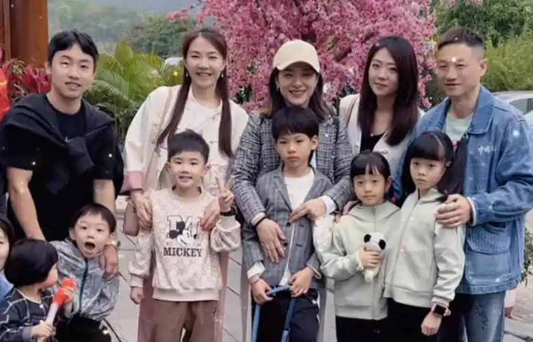 体育界团建,61岁李宁老得认不出,陈一冰未老先胖,李安琪脸却垮成蜡像_