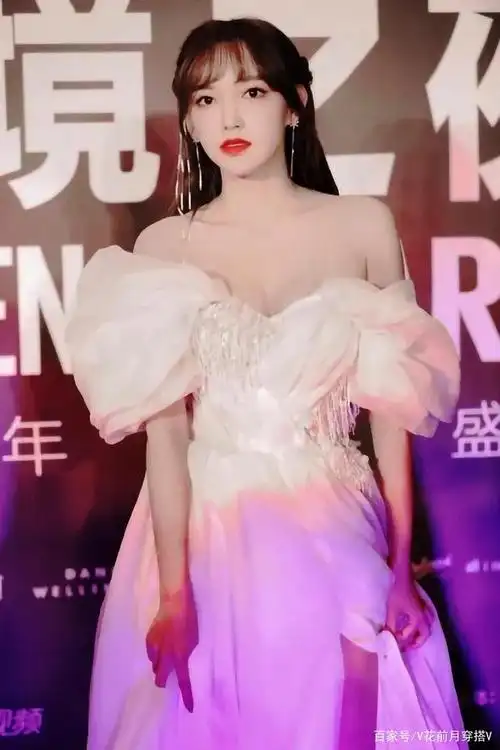 "宇宙少女"程潇,一袭奶白色开衩礼裙,遮不住魔鬼身材