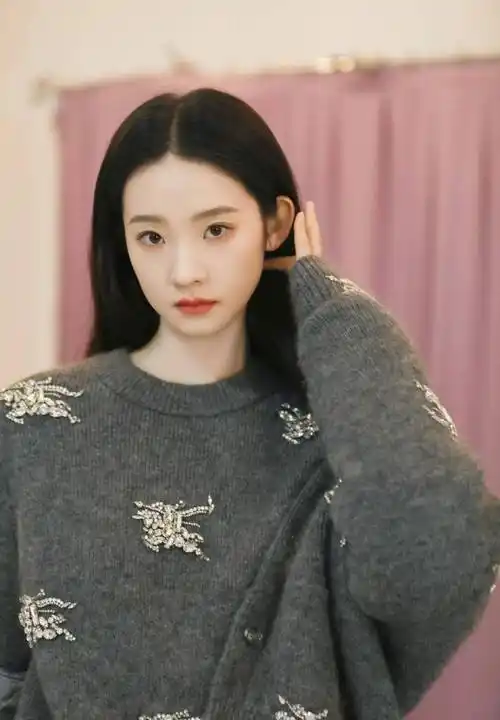 张艺凡冬日帷幕闪光大片,穿红色吊带抹胸裙张扬热烈,又纯又欲_白色