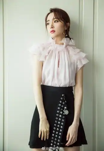 今日份的粉色系@胡冰卿 受邀出席@givenchy纪梵希美妆 禁忌之吻派对