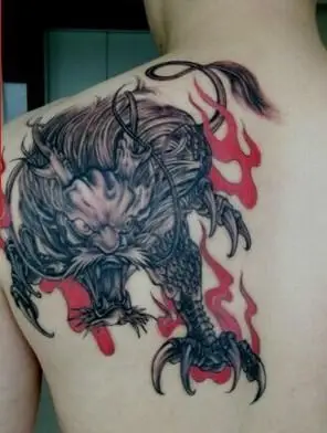 男子背部瑞兽王者火麒麟纹身图片大全分享!