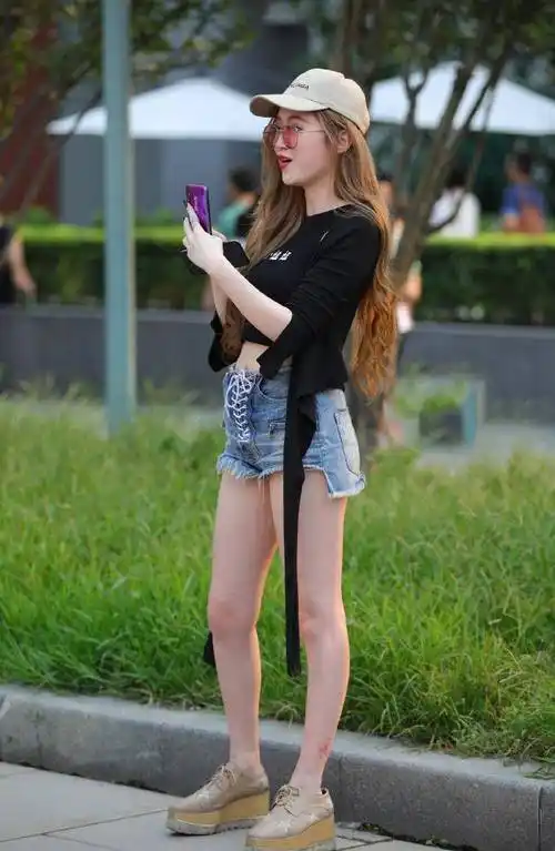 街拍美女:超短热裤是标准的搭配方式了,这样更易呈现出身材优势_时尚