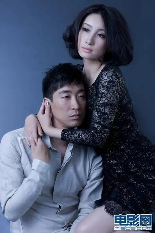 秦海璐,王千源曝亲密写真 眼神忧郁若即若离