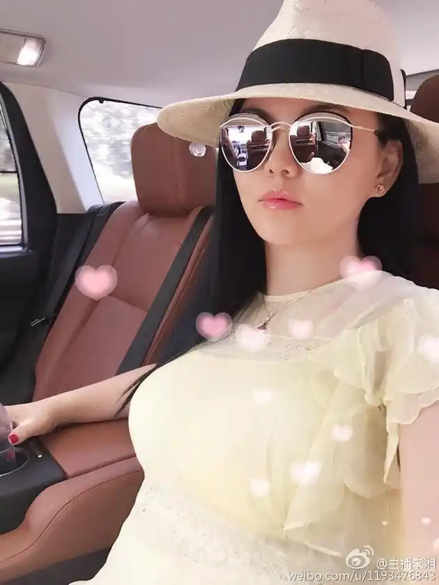 李湘:自拍胸好大,引网友惊呼