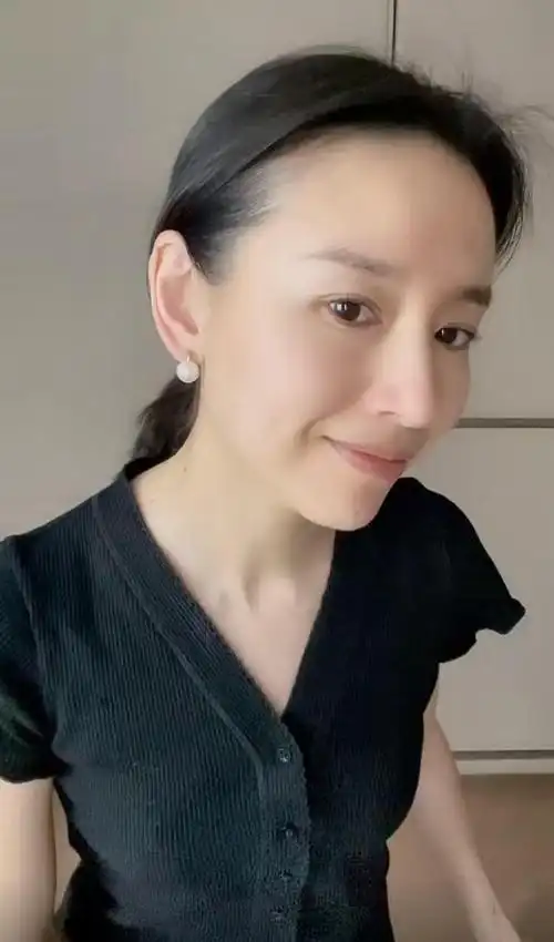 董洁素颜真耐打,在家分享私人首饰,网友直夸教科书般的鼻子