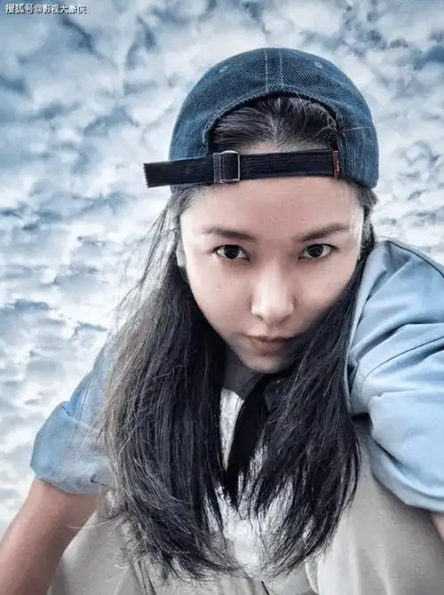 靳东老婆晒近照,46岁李佳头顶白发脸上无皱纹,自信明媚好漂亮!