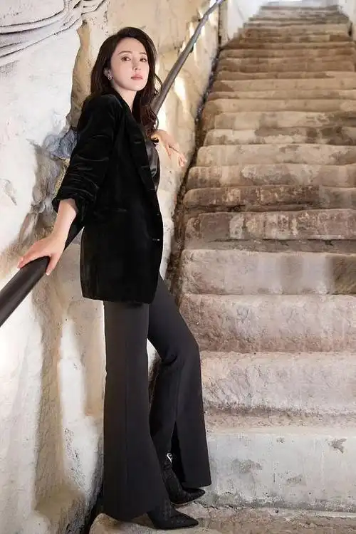 董璇好有霸总范黑色西装配真丝吊带挺个性成熟干练还妩媚