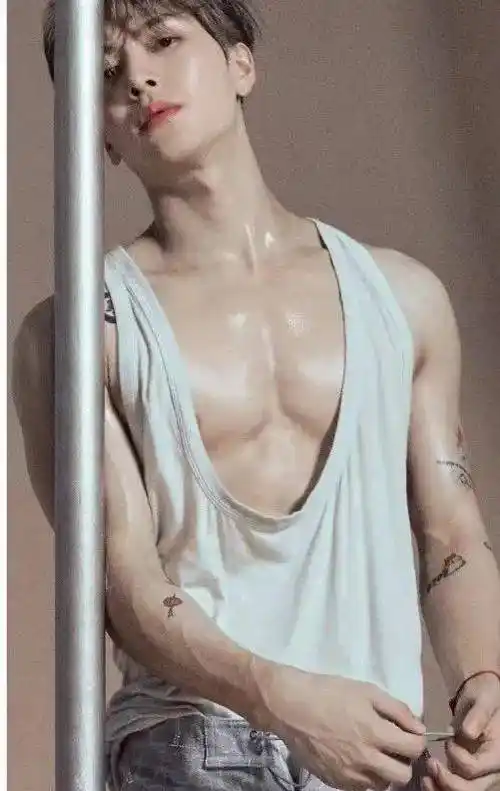 《老男孩》里的刘烨,人设是能把潜水,游泳,篮球都玩转的机长.