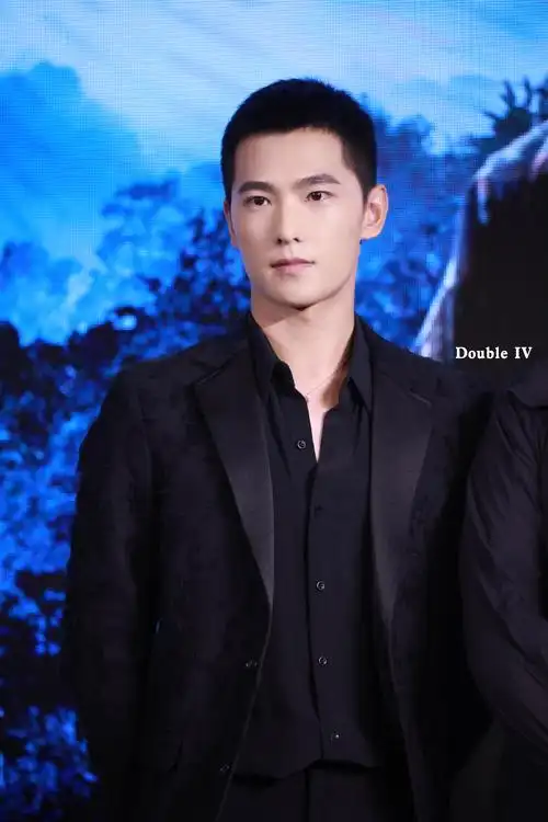 杨洋特战荣耀媒体合作发布会杨洋小平头的杨洋可以说是又帅又m