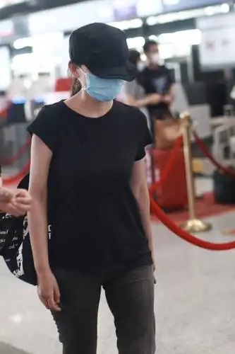 2021年6月12日,北京,热依扎现身机场.1/9