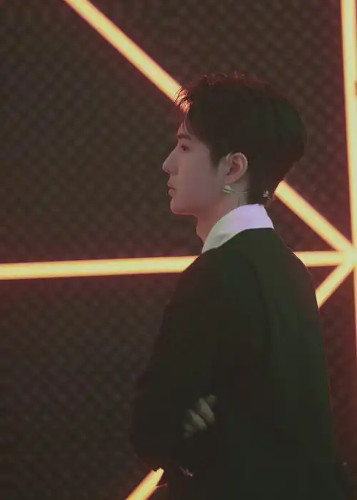 王一博这就是街舞造型图 黑色马甲造型,好帅!__财经头条