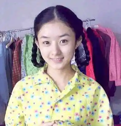 赵丽颖小时候照片曝光从小就是美人胚子