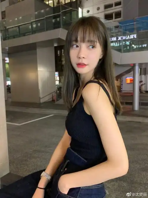 沈梦辰穿黑色吊带背心清凉出街