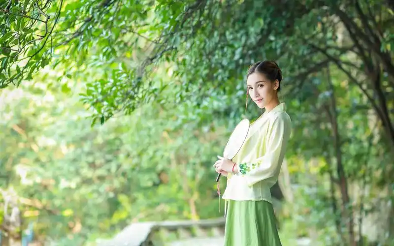 清丽素雅的古风美女写真