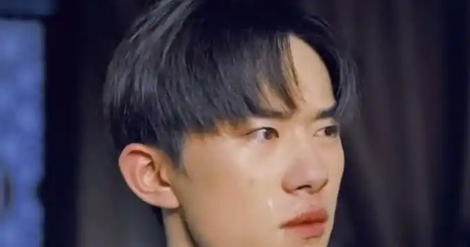 有种"哭戏教科书"叫易烊千玺,哭戏眼泪连成线,谁注意他下巴?