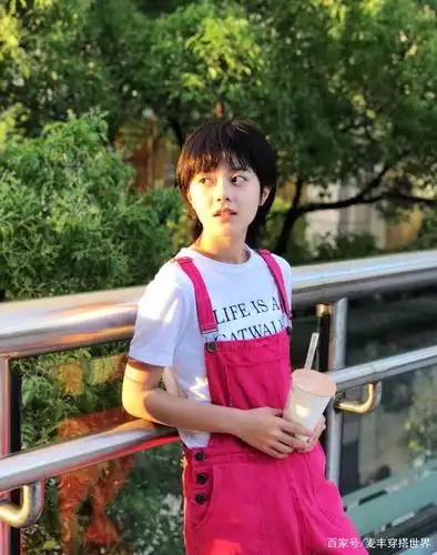 她是《少年派》的林妙妙,今穿蓝色运动装扎小辫,秀身材活力满满