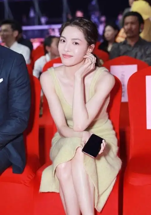 钟楚曦坐姿堪称一绝腿缝间距都塞不下一张纸网友被惊艳到了