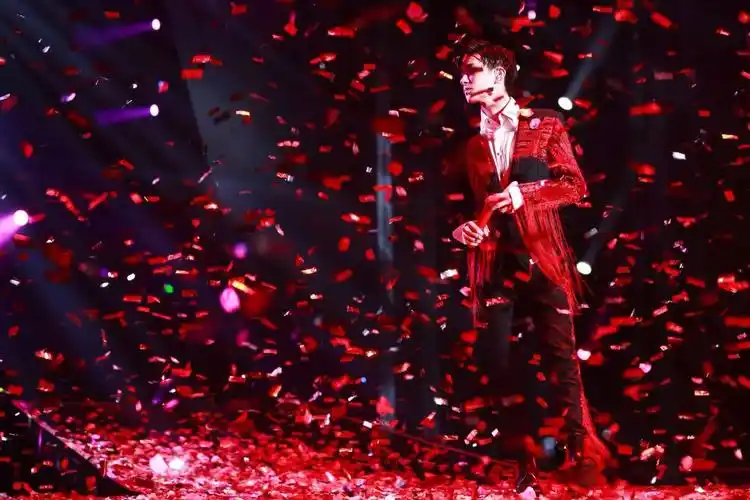 易烊千玺18岁成人礼 手机屏保8个大字抢眼